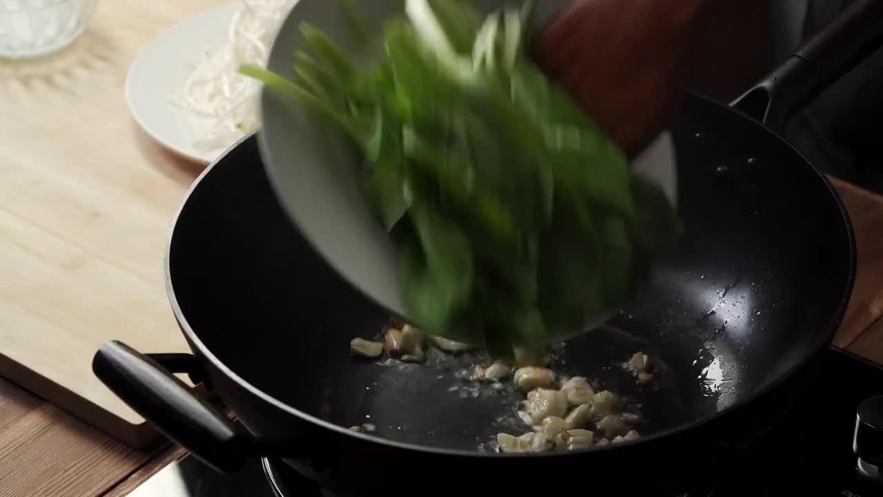 中式家庭素菜小炒豆芽炒小白菜视频素材