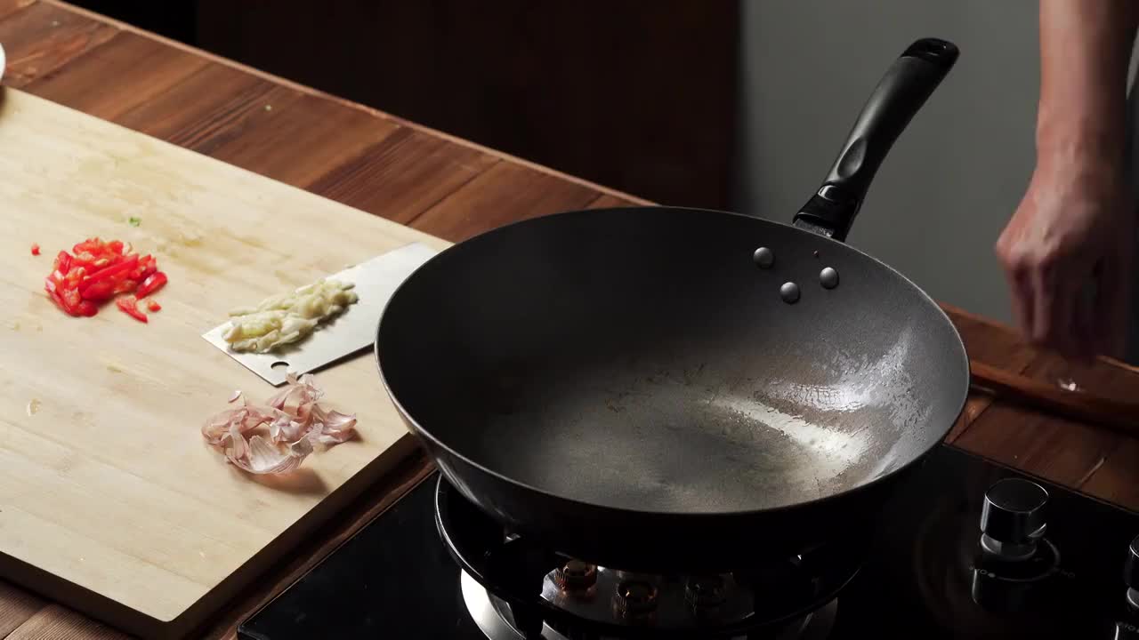 中式家庭素菜小炒豆芽炒小白菜视频素材