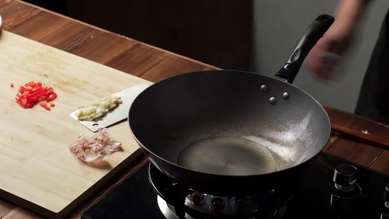 中式家庭素菜小炒豆芽炒小白菜视频素材