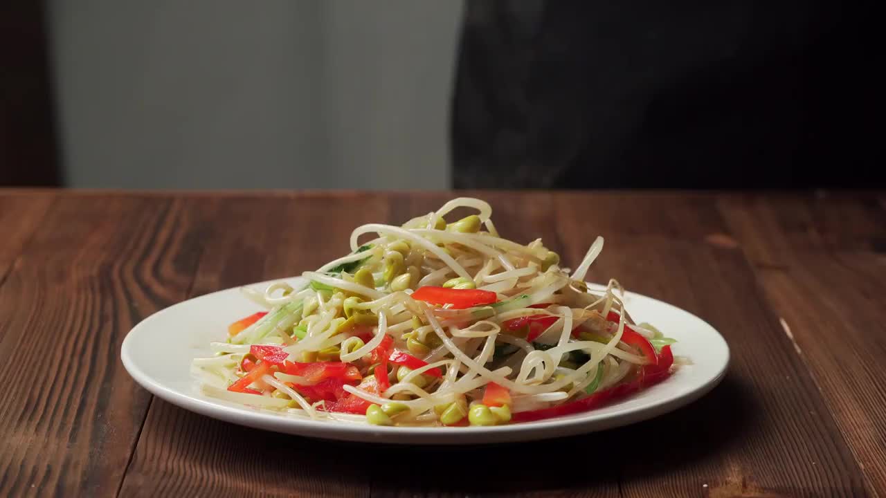 中式家庭素菜小炒豆芽炒小白菜视频素材