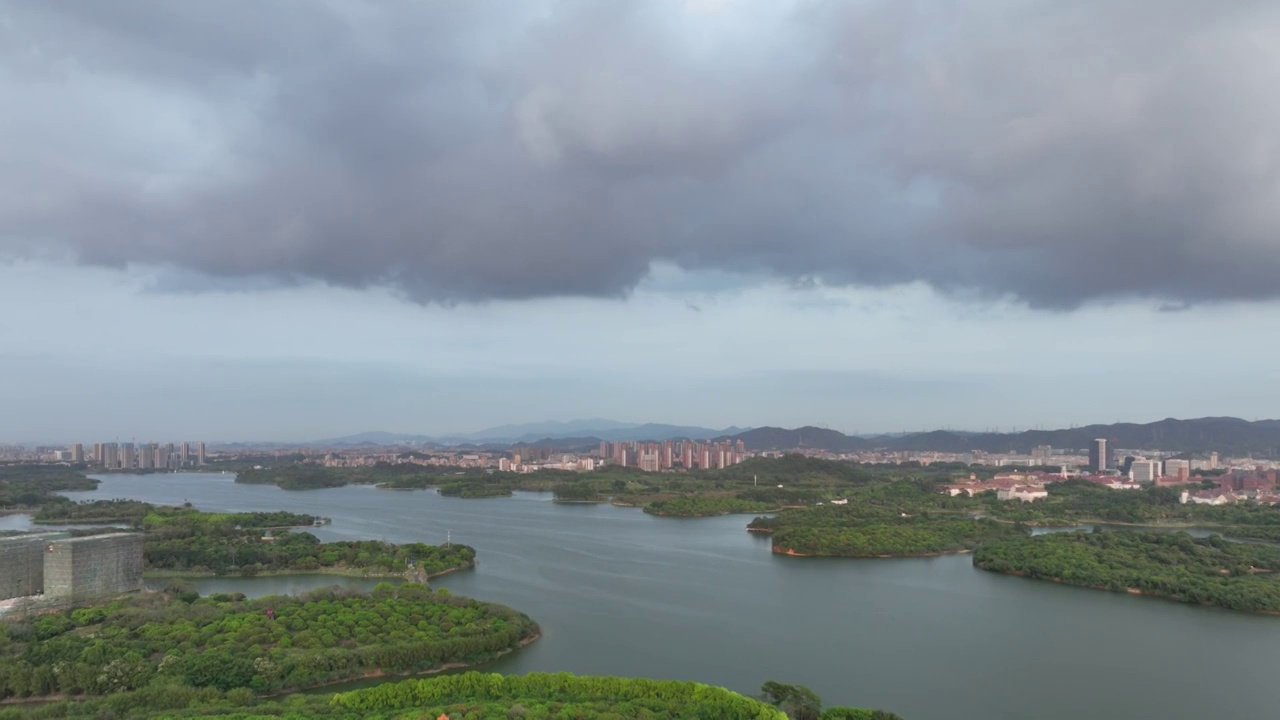 中国东莞松山湖风景航拍 多云天空视频素材