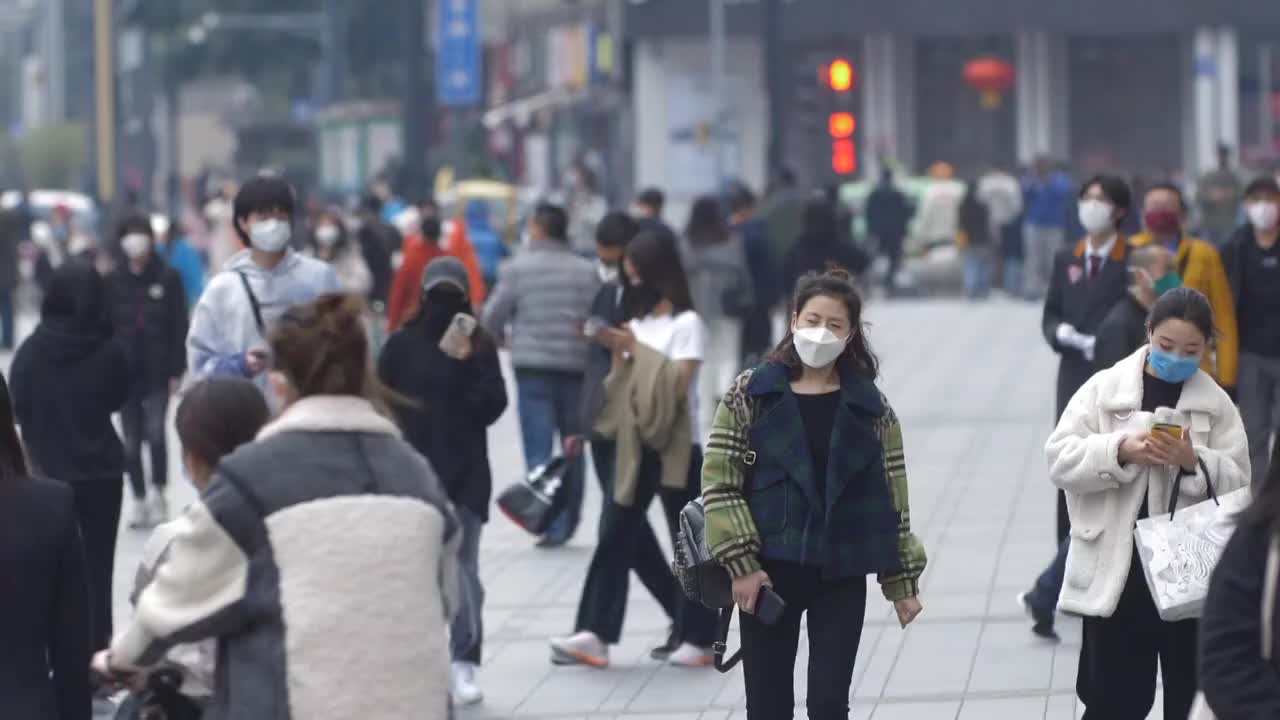 成都街头疫情期间人们戴口罩走在路上的慢镜头视频素材