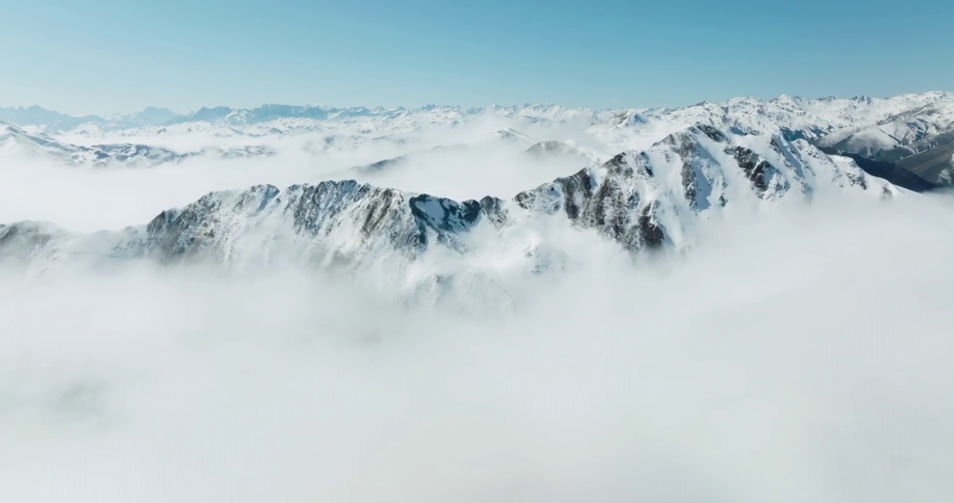 夹金山雪山航拍延时视频云雾环绕视频素材