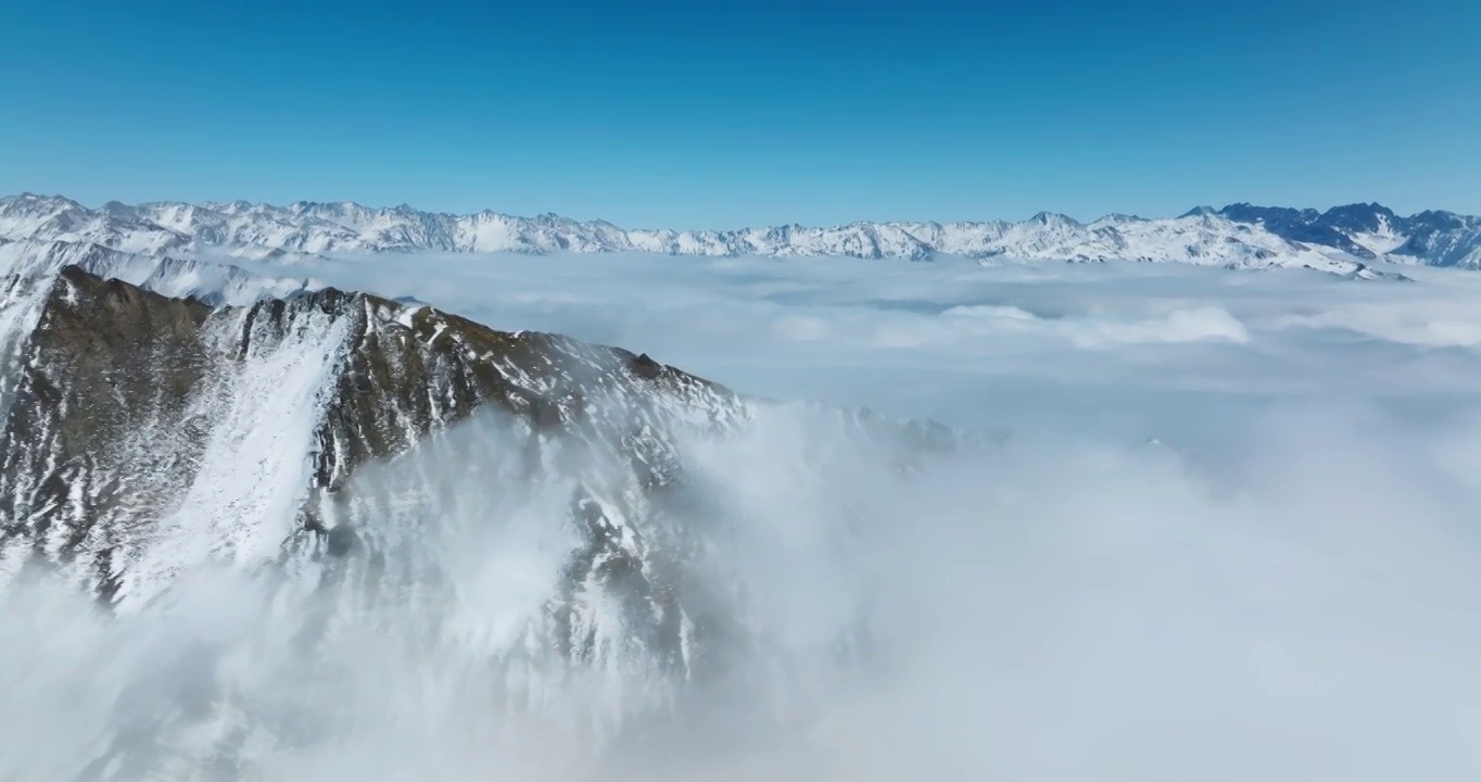 夹金山雪山航拍延时视频云雾环绕视频素材