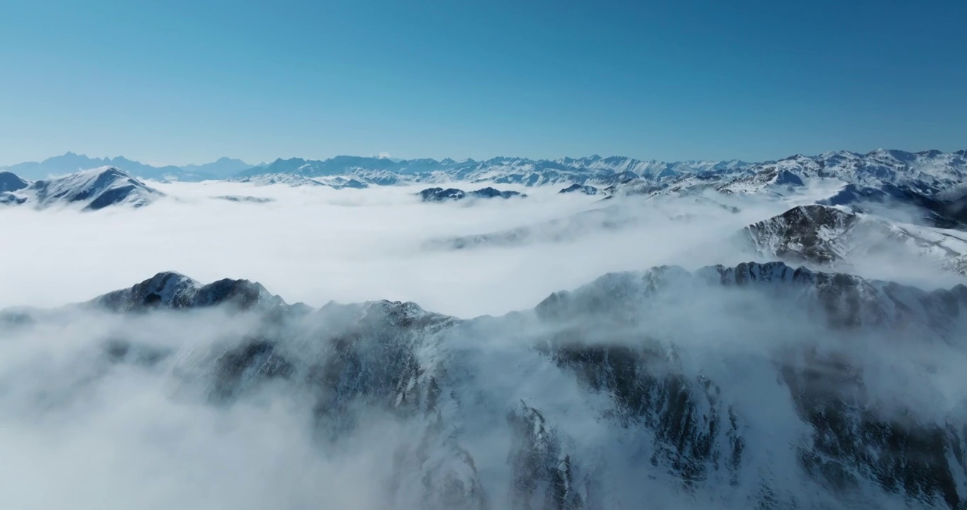 夹金山雪山航拍延时视频云雾环绕视频素材