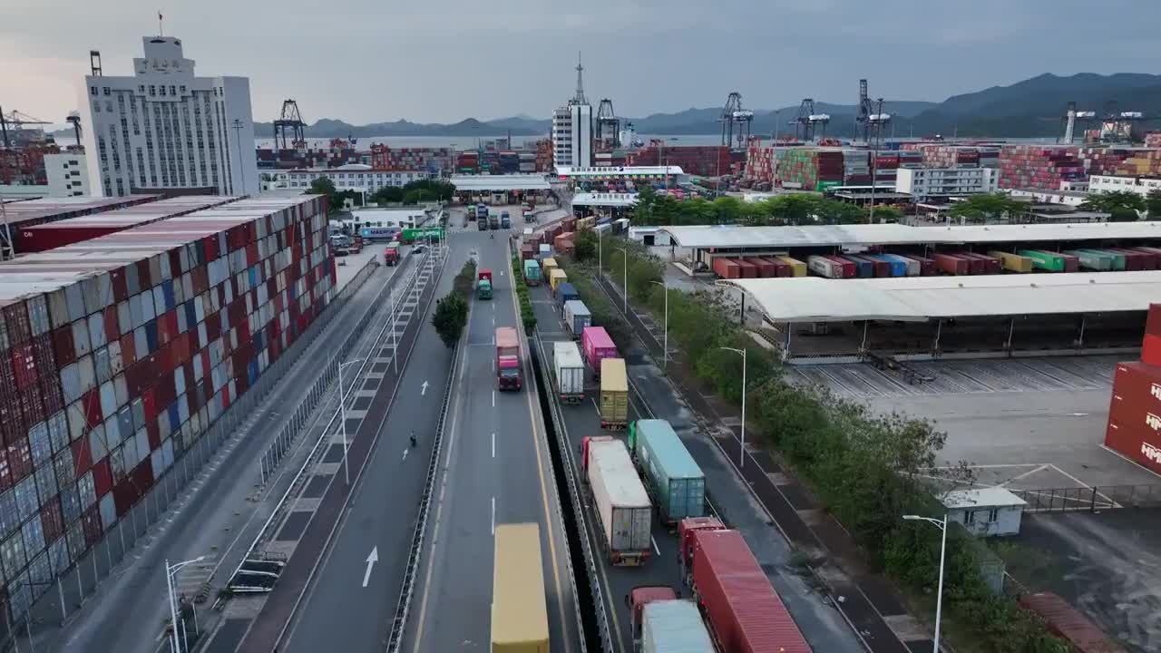 航拍深圳盐田港进出港密集排队车流视频素材