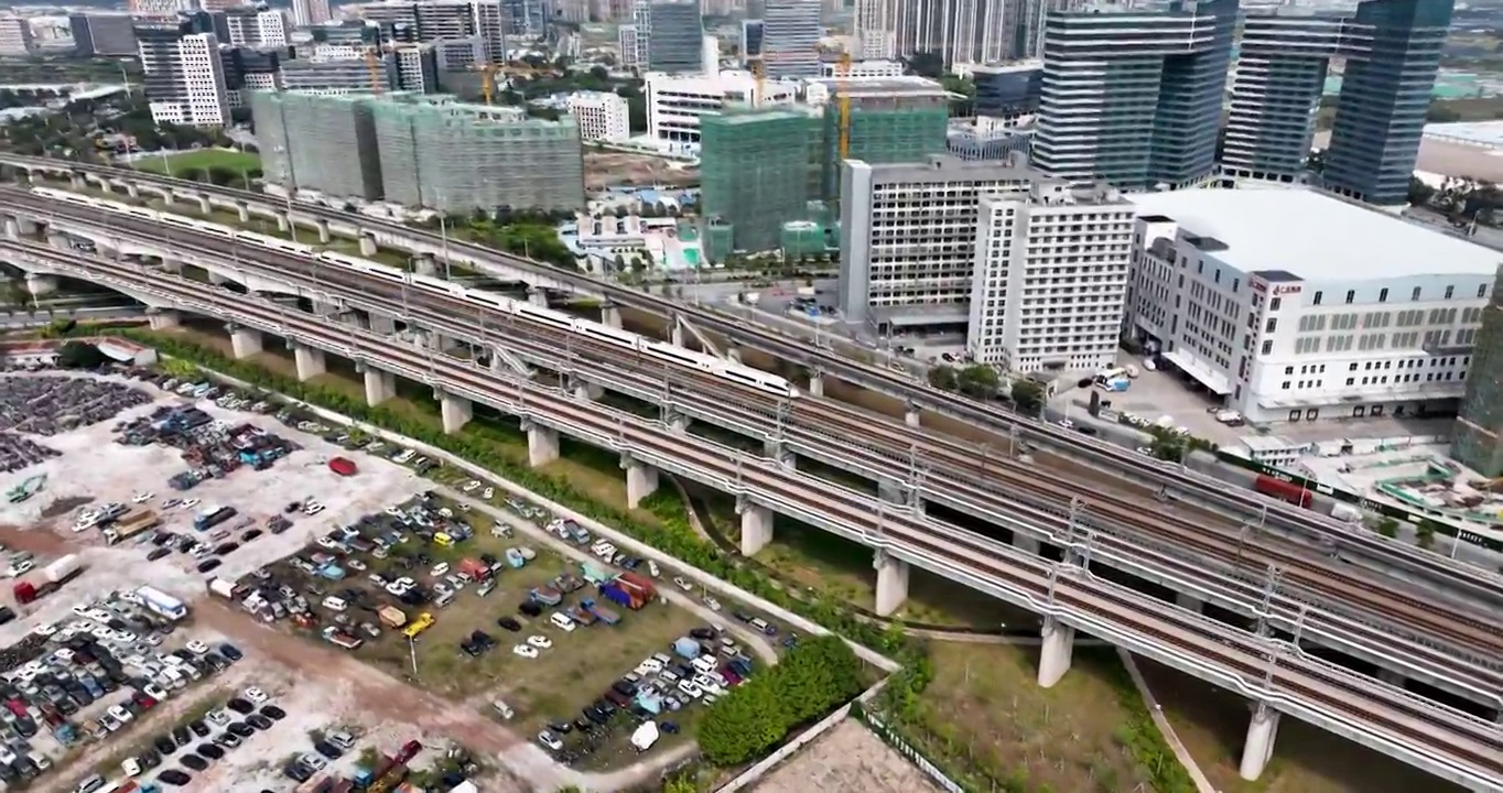 运行中的高铁列车航拍视频，城市交通建设，佛山南海三山科技园城市风光，视频素材