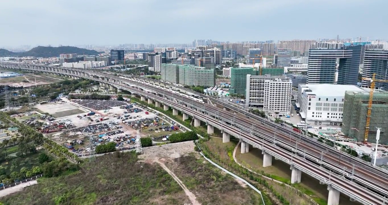 运行中的高铁列车航拍视频，城市交通建设，佛山南海三山科技园城市风光，视频素材