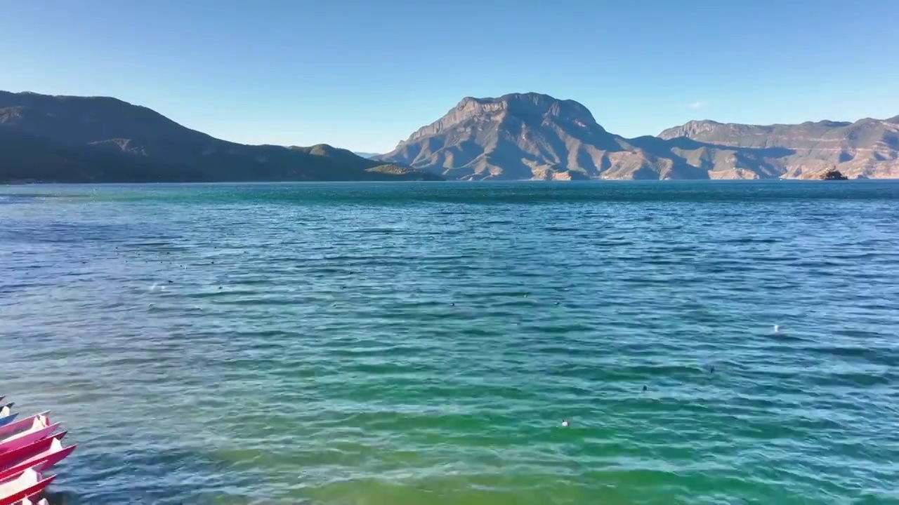 停泊在泸沽湖上的猪槽船视频素材