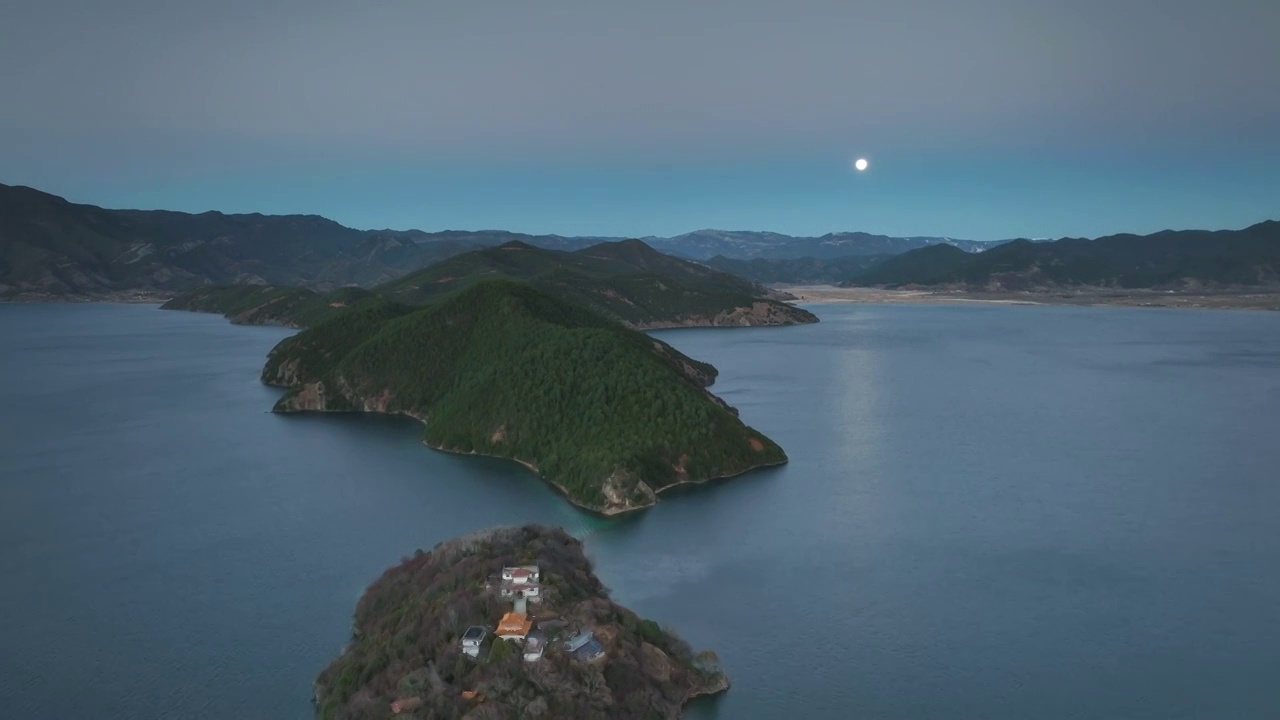 泸沽湖上日月同辉视频素材