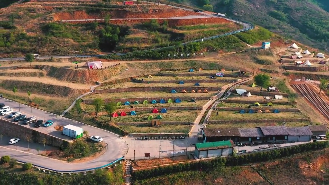 航拍河南省洛阳市万安山国家地质公园露营小镇星空营地视频素材