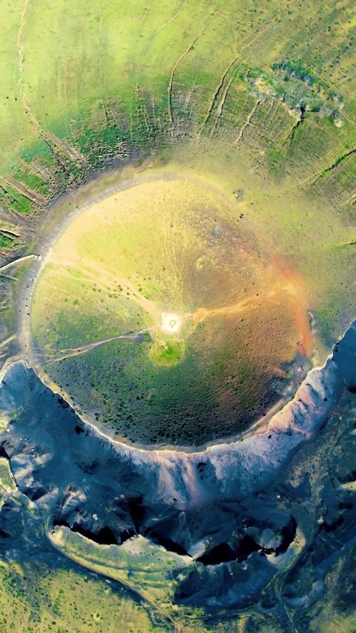 中国内蒙古乌兰察布乌兰哈达火山三号火山火山口俯拍航拍视频素材