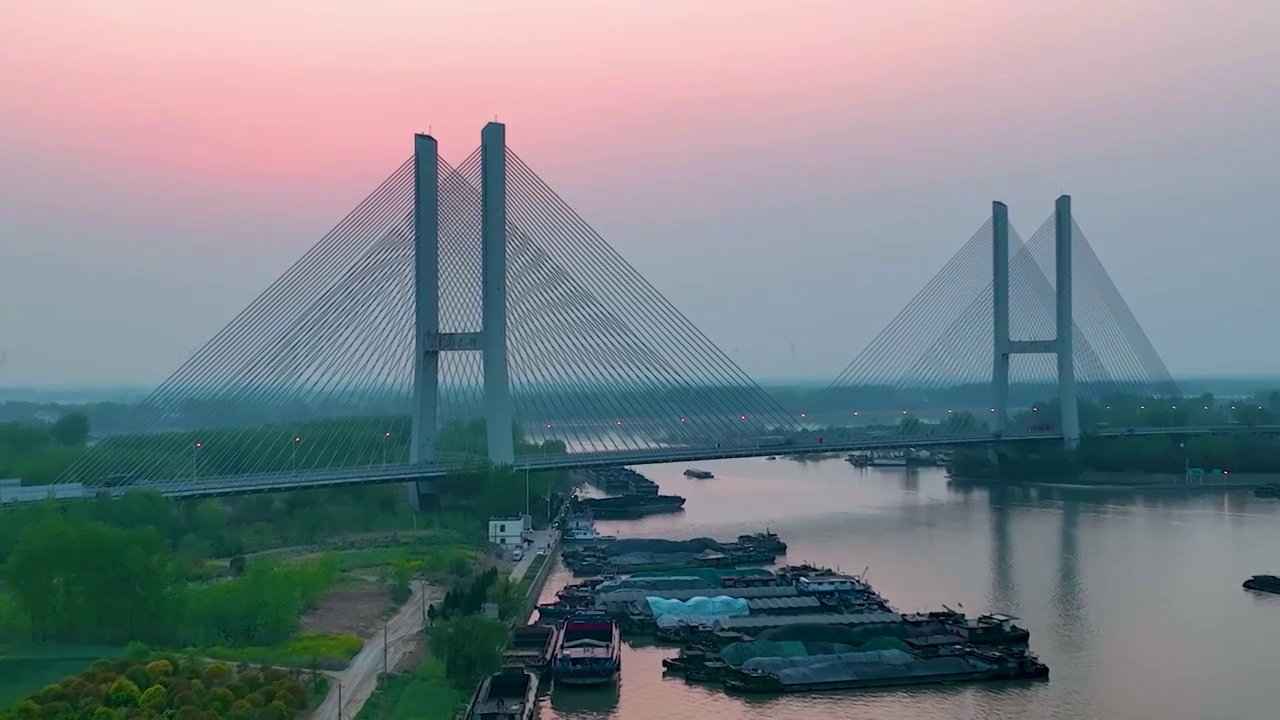 京杭大运河江苏淮安五河口段的水上运输视频素材