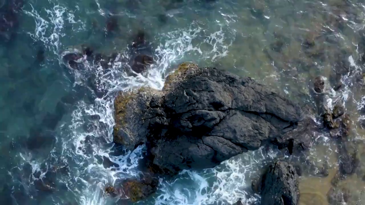 航拍新网红中国海南万宁上卿村山钦湾燕子洞景区视频素材