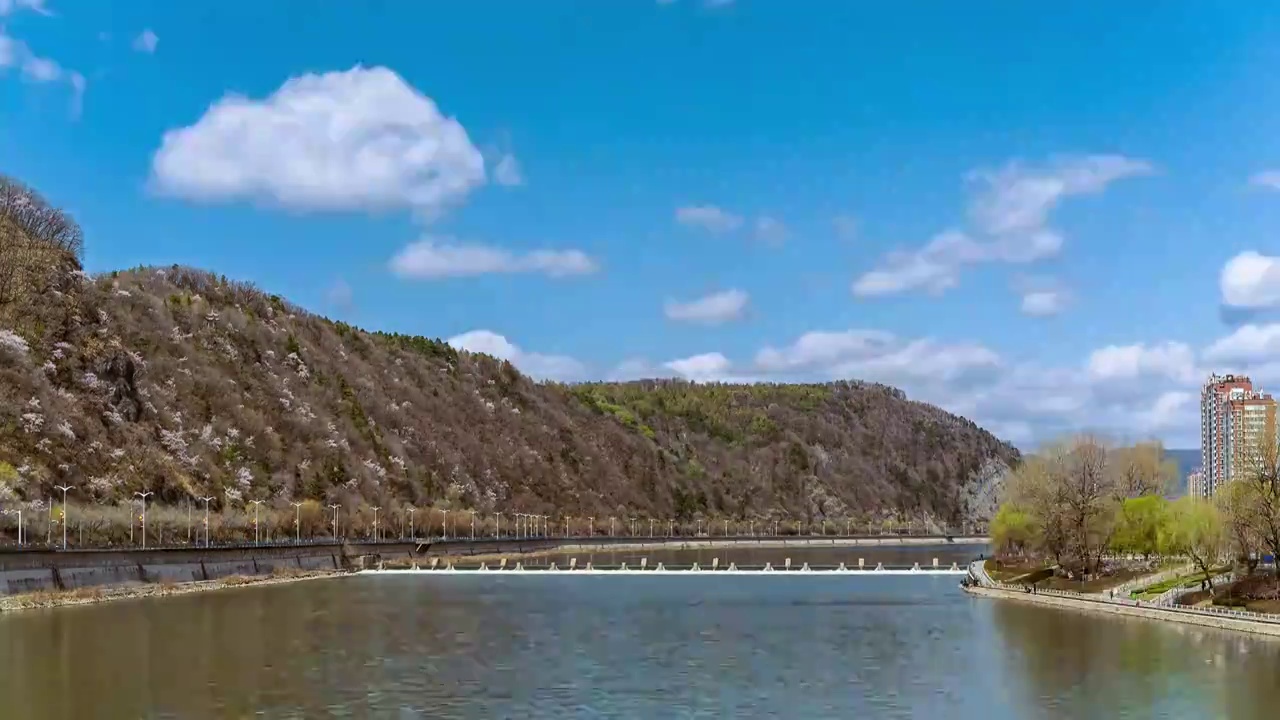 通化浑江沿岸风景延时蓝天白云春天江水花开时节视频素材