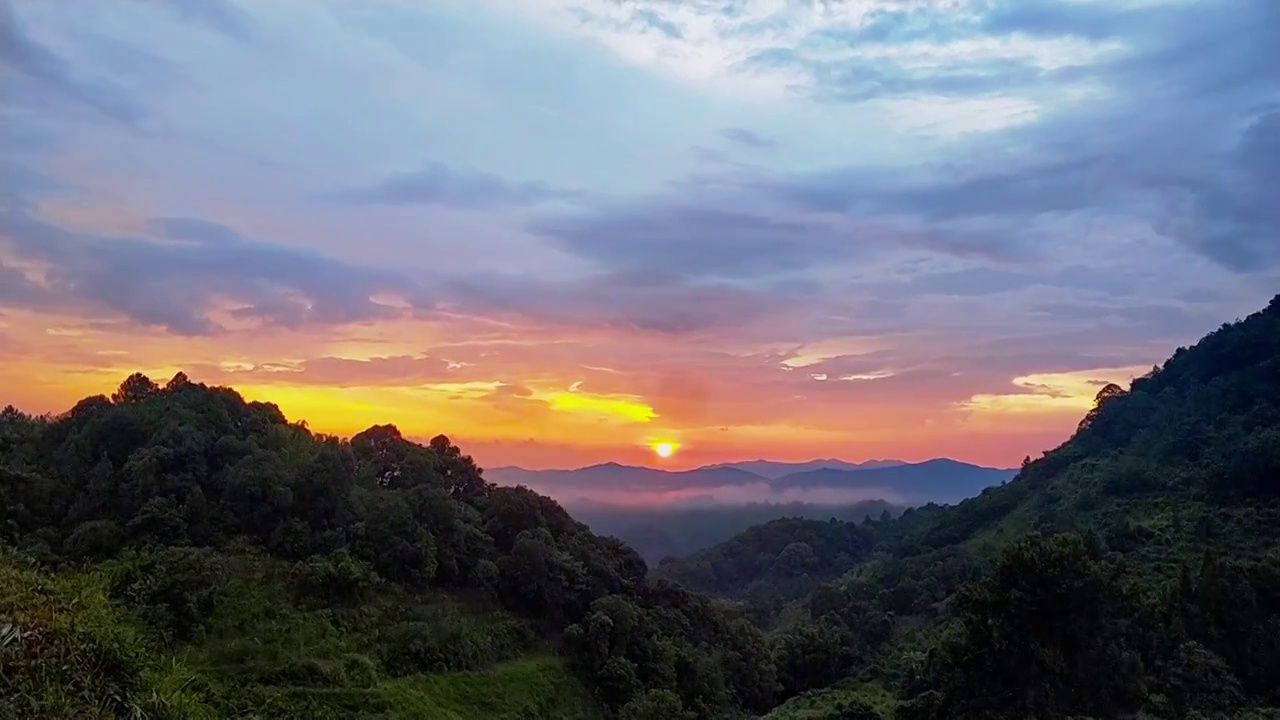 火烧云落日晚霞山峰日落黄昏视频素材