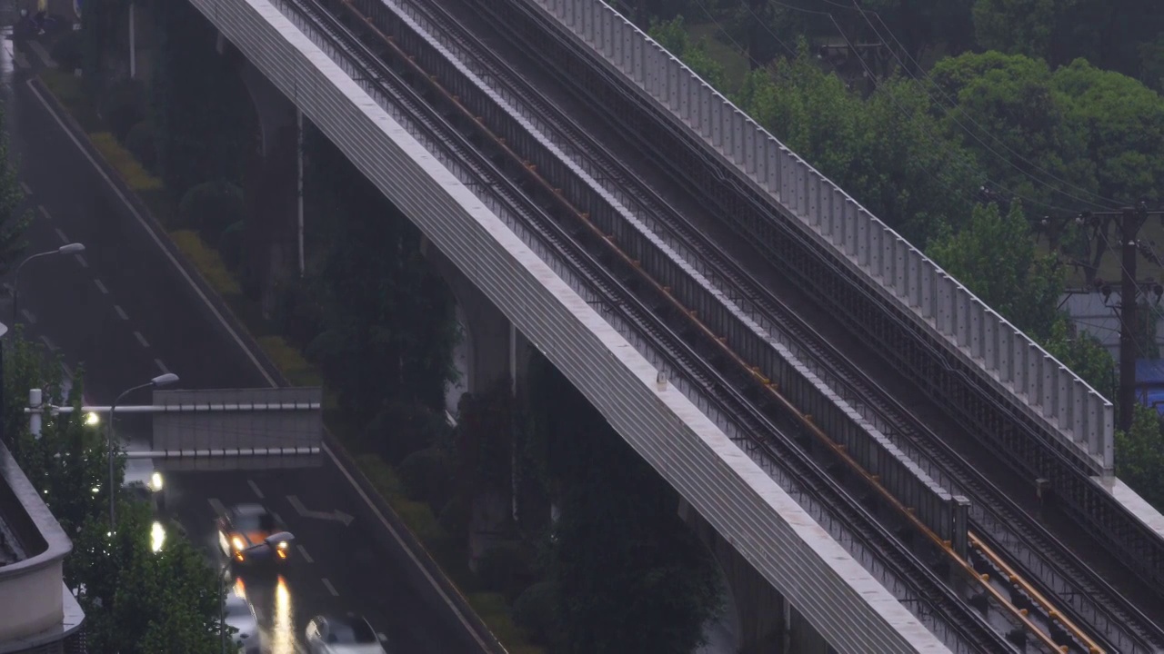 城市户外轻轨交通道路车流视频素材