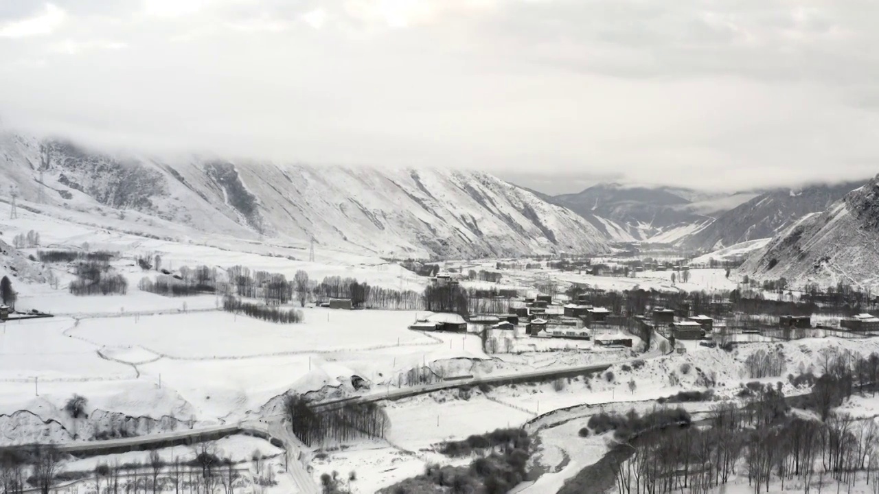 航拍四川雪山群4k视频航拍四川新都桥雪景4k视频视频素材