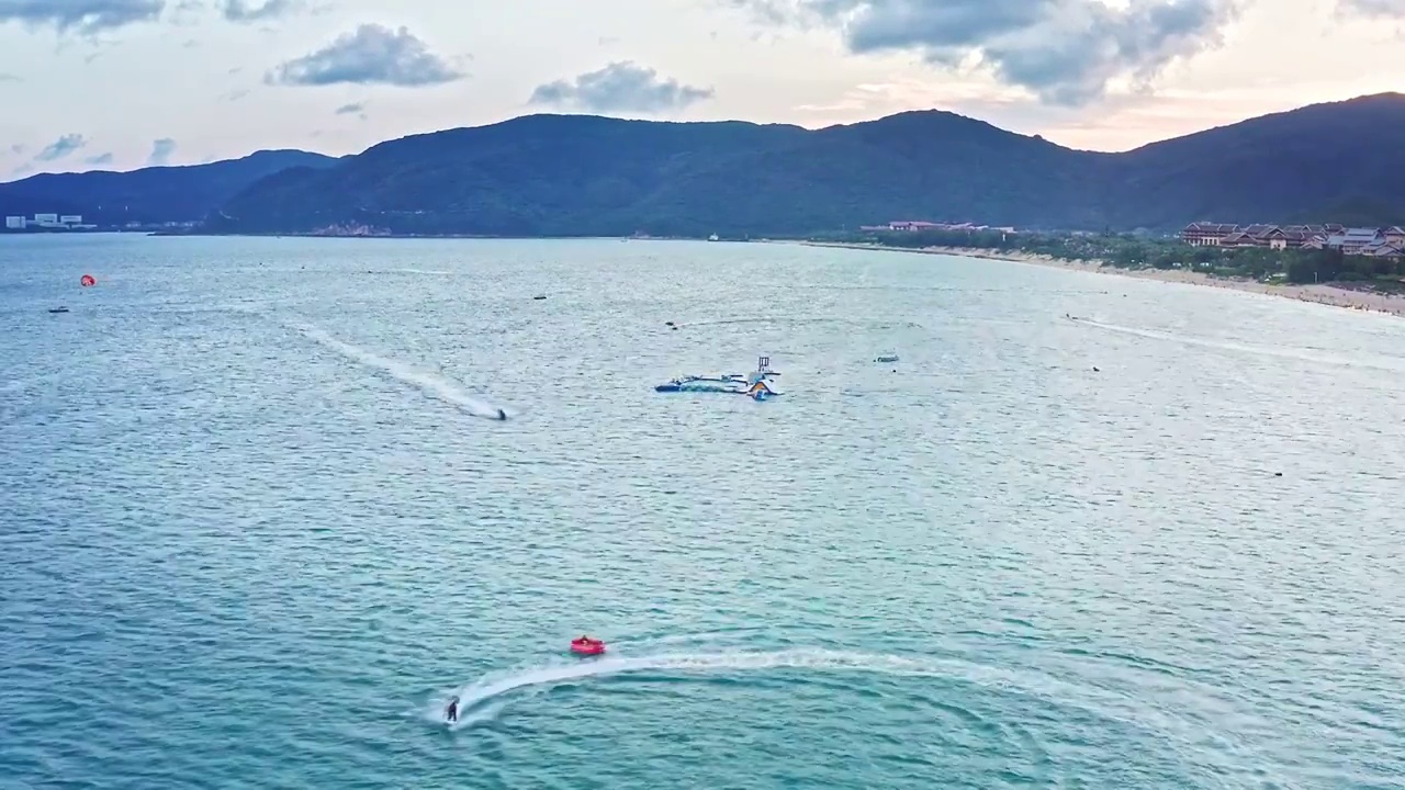 海南省三亚市亚龙湾水上运动项目快艇拖曳伞航拍视频素材