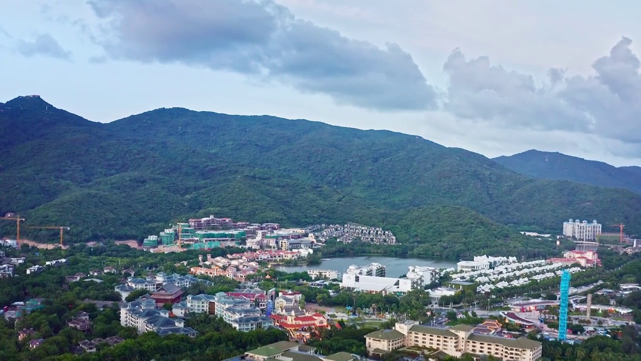 海南岛三亚市亚龙湾天域度假酒店和中心广场视频素材