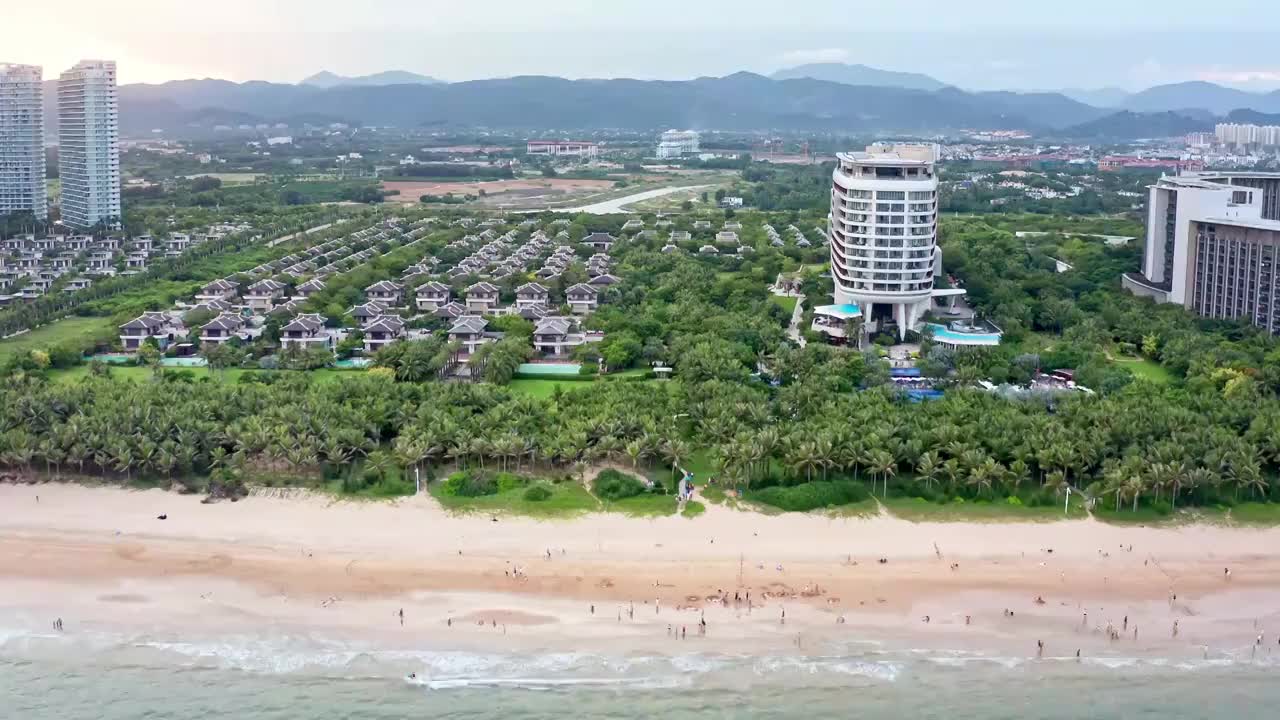 海南省三亚市海棠湾仁恒皇冠假日酒店航拍视频素材