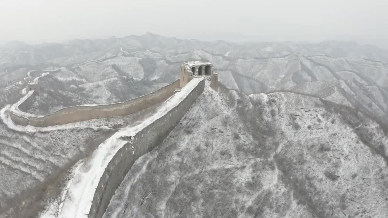 航拍环绕古北口长城将军楼雪景视频素材