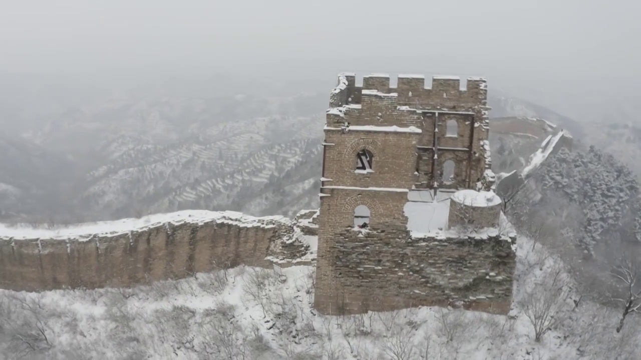 航拍环绕古北口长城二十四眼楼雪景视频素材