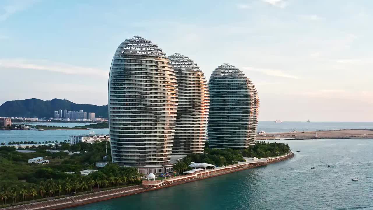 海南岛三亚市天涯区三亚湾地标建筑凤凰岛视频素材