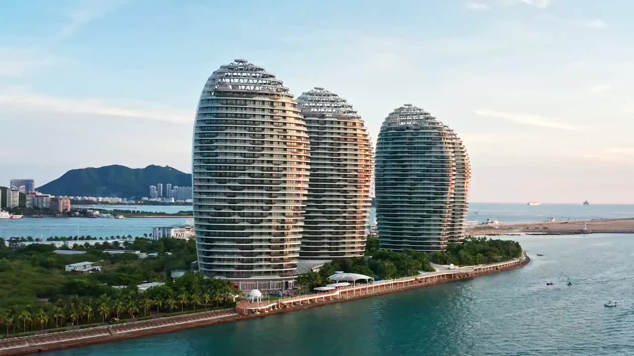 海南岛三亚市天涯区三亚湾地标建筑凤凰岛视频素材