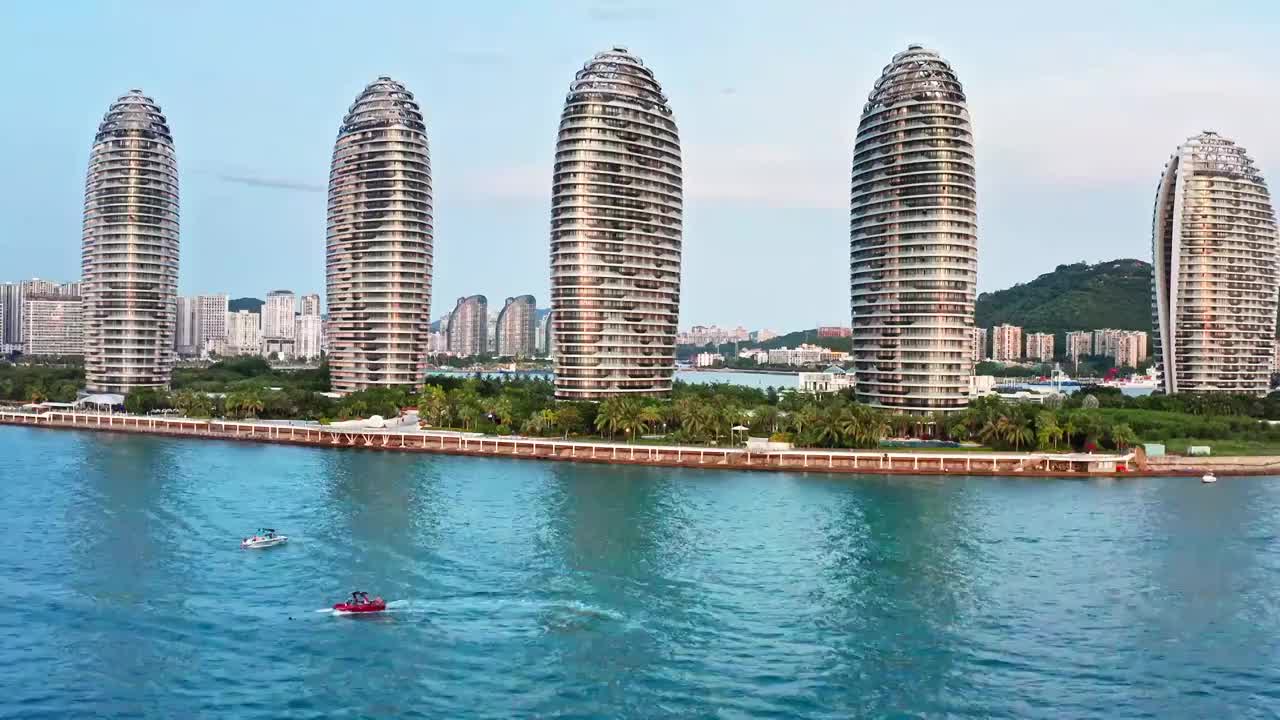 海南岛三亚市天涯区三亚湾地标建筑凤凰岛视频素材