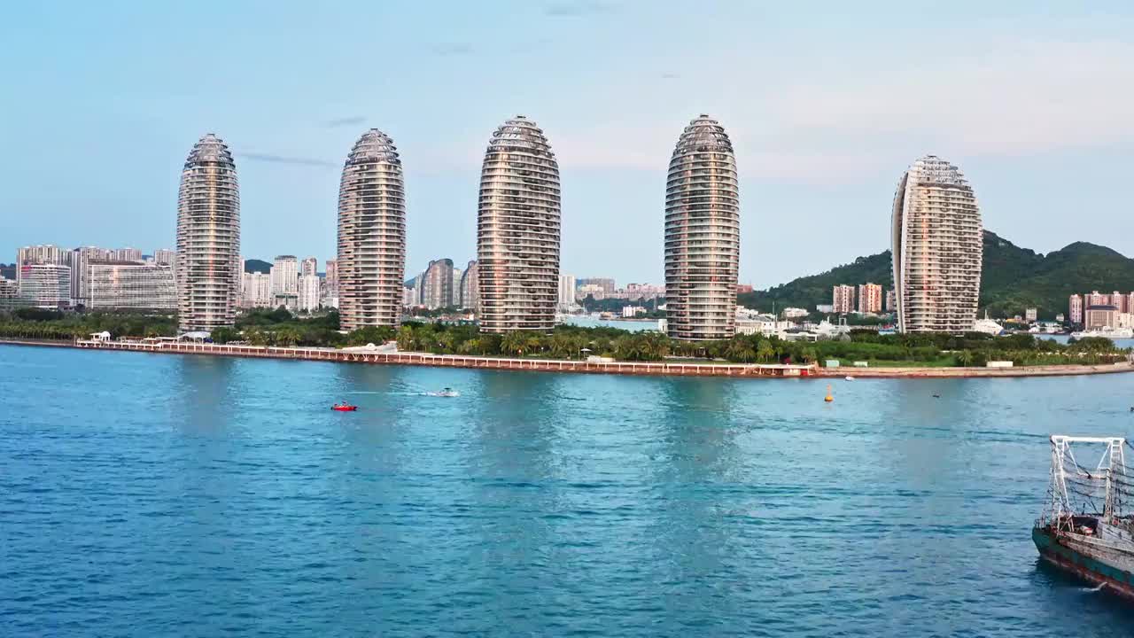 海南岛三亚市天涯区三亚湾地标建筑凤凰岛视频素材