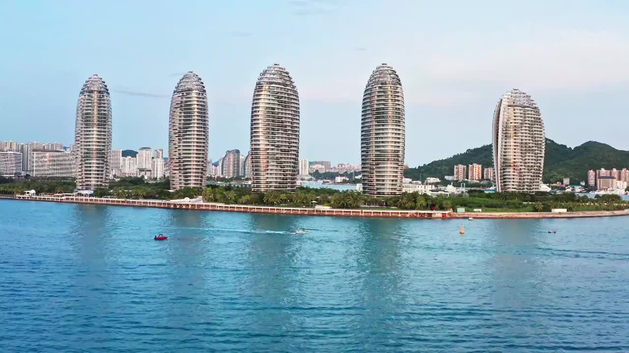 海南岛三亚市天涯区三亚湾地标建筑凤凰岛视频素材