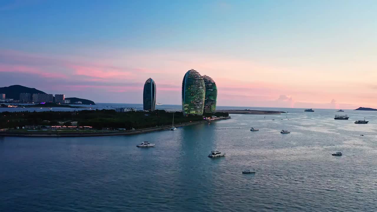 海南岛三亚市天涯区三亚湾地标建筑凤凰岛视频素材