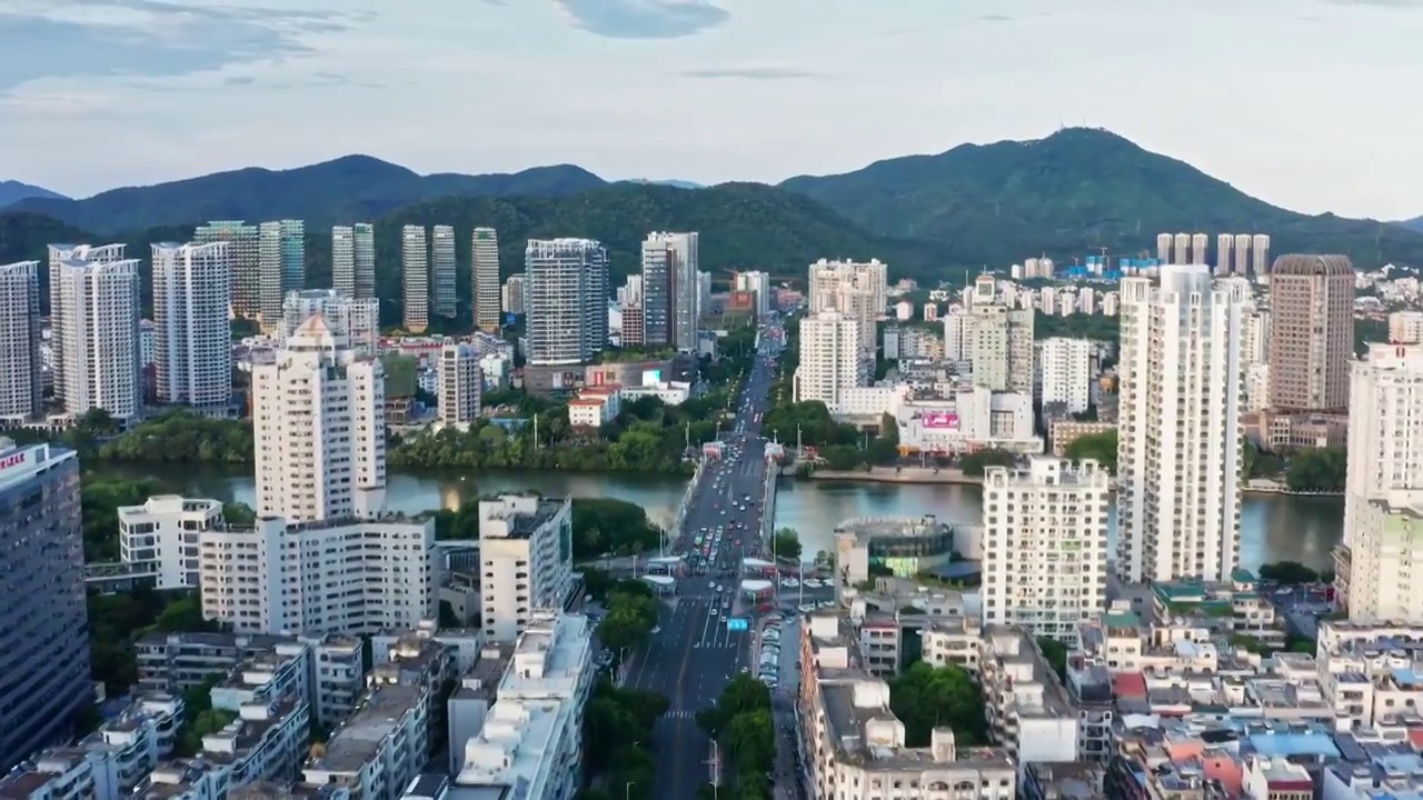 海南岛三亚市天涯区市中心新风桥和三亚河视频素材