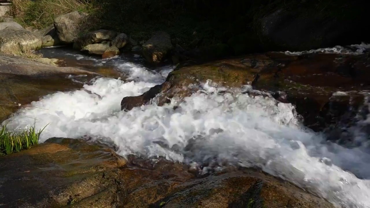 山间流水视频素材