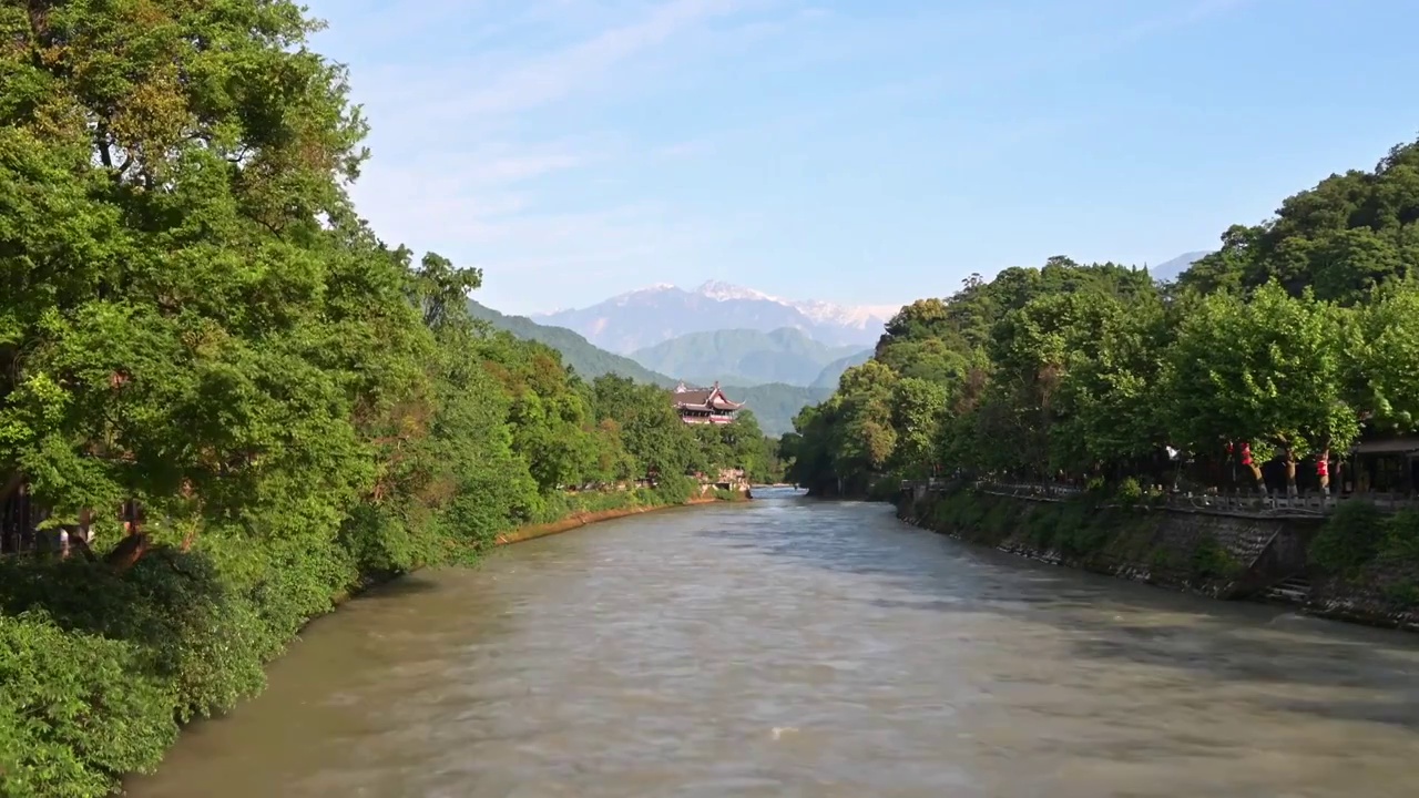 成都市都江堰景区南桥古镇和远处的雪山白昼清晨4K分辨率实时视频素材