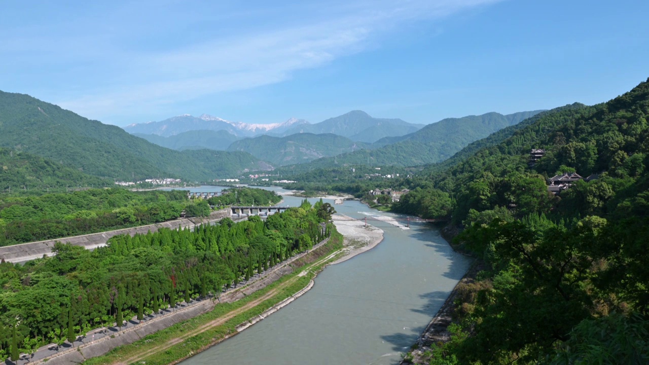 成都市都江堰景区和雪山白昼清晨高视角4K分辨率实时视频素材