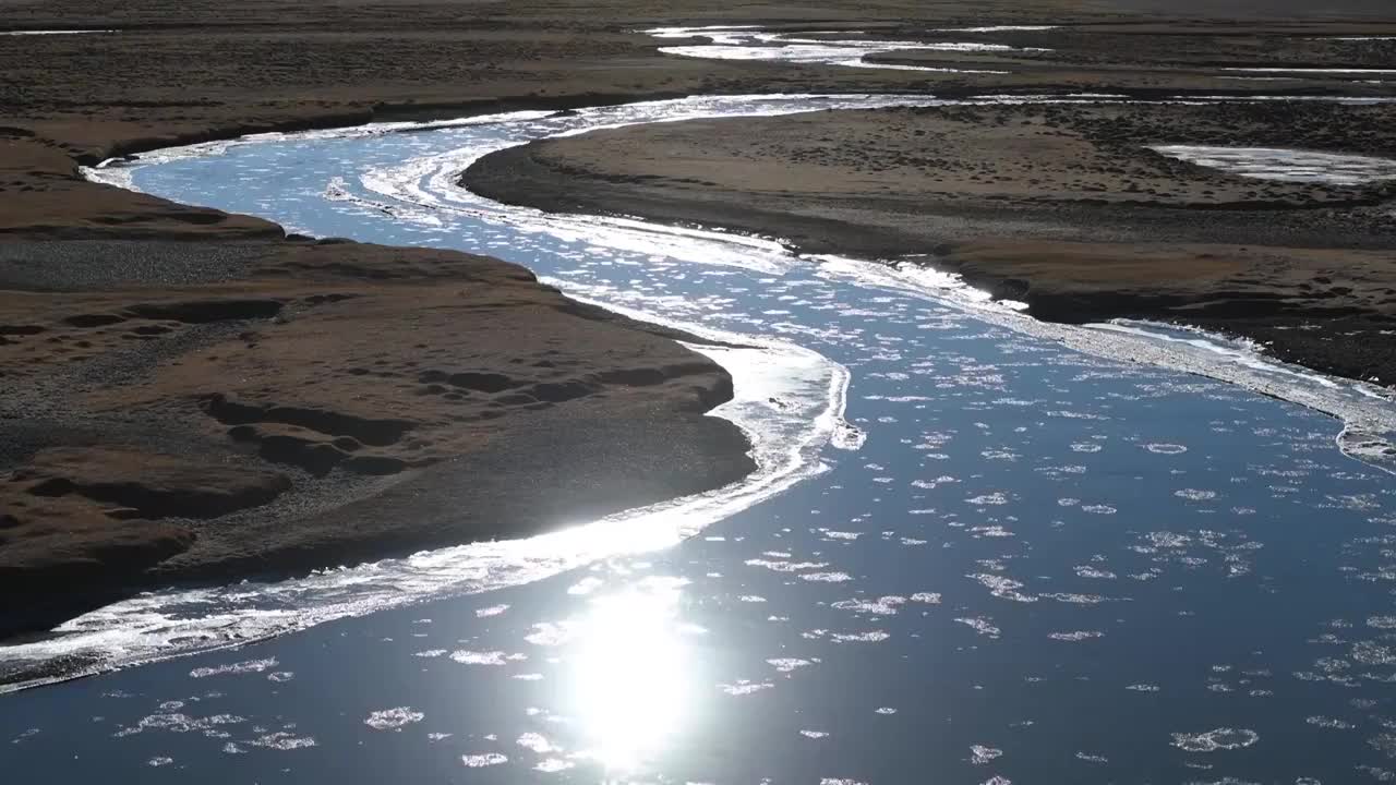 逆光下飘着浮冰的S型河流 视频视频素材