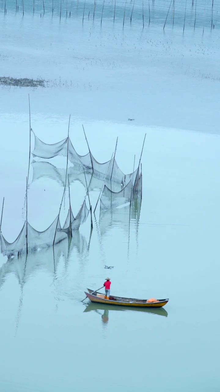 福建霞浦海面渔民在小船上撒网捕鱼视频素材