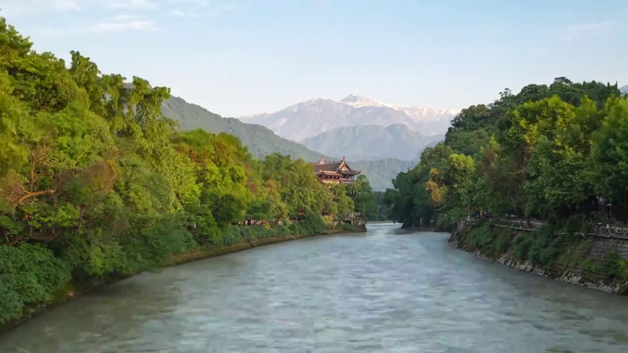 成都市都江堰景区南桥古镇,离堆伏龙观和远处的雪山,日出4K分辨率延时摄影视频素材