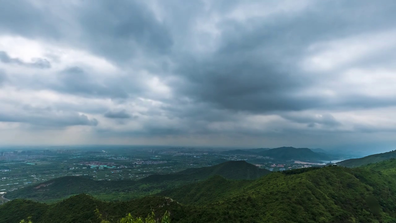 雨后俯瞰昌平城区上空风云变幻视频素材