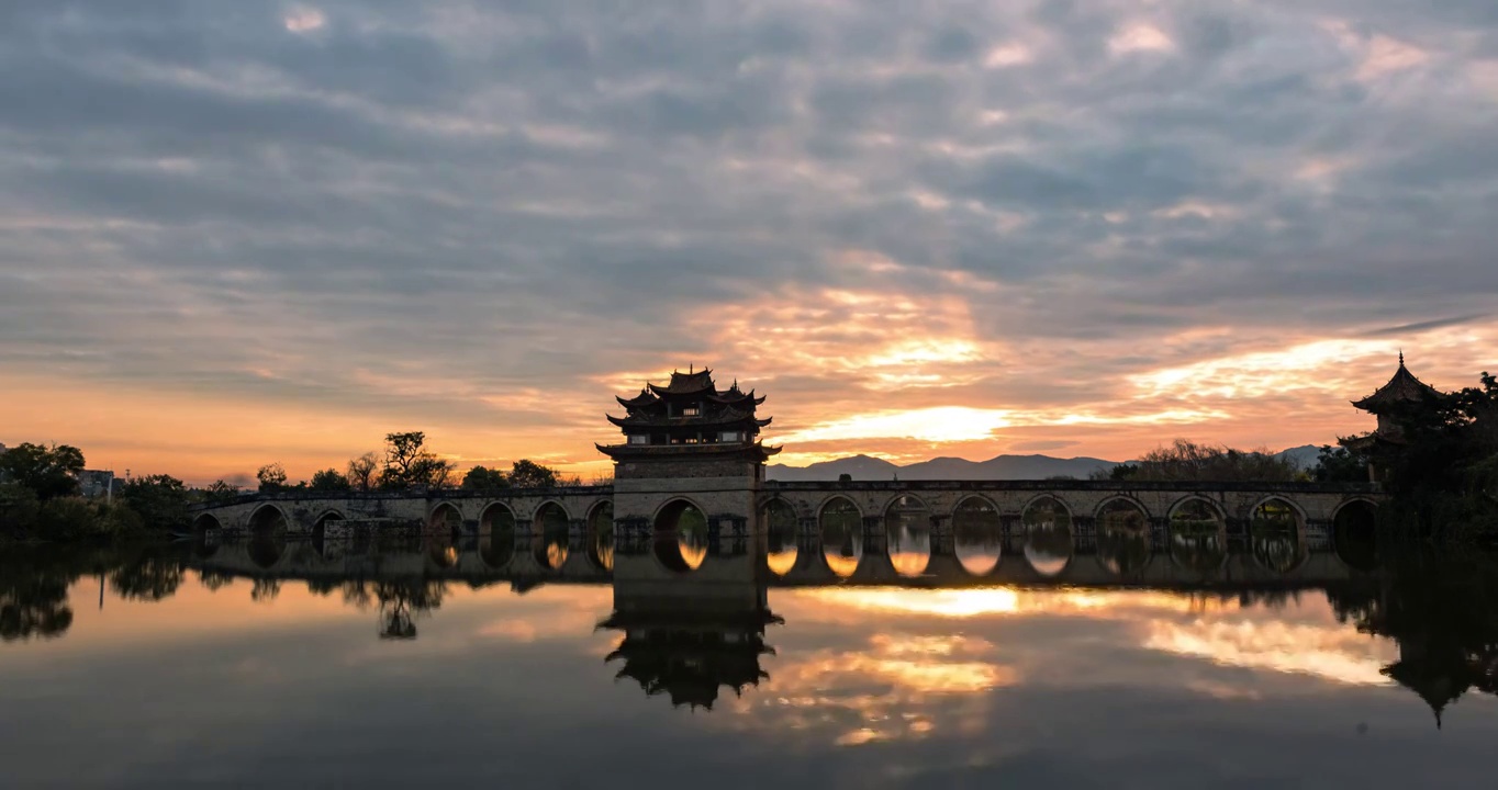 中国云南建水双龙桥火烧云视频素材