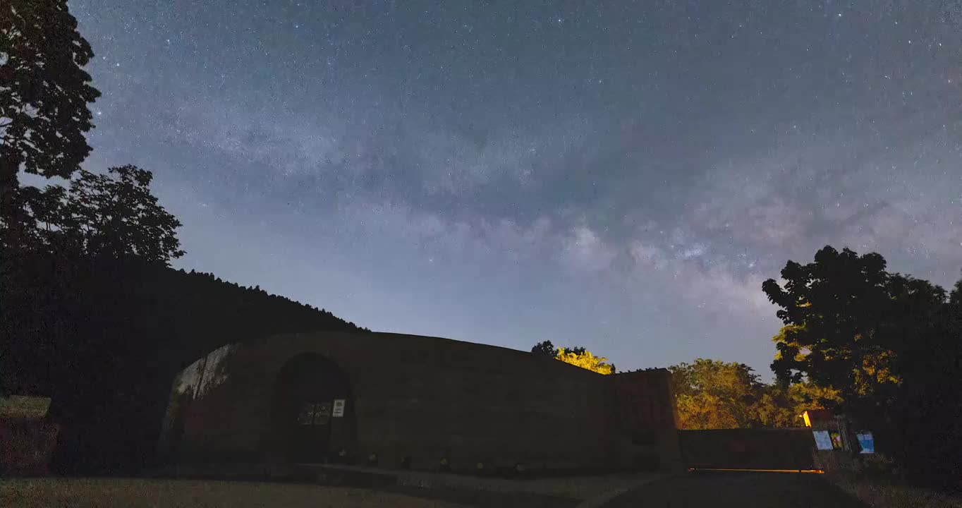 河南省洛阳市洛宁县爱和小镇三彩国际陶艺村星空银河延时摄影视频素材