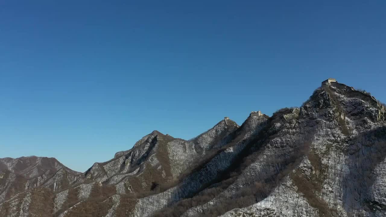 航拍雪中北京箭扣长城视频素材