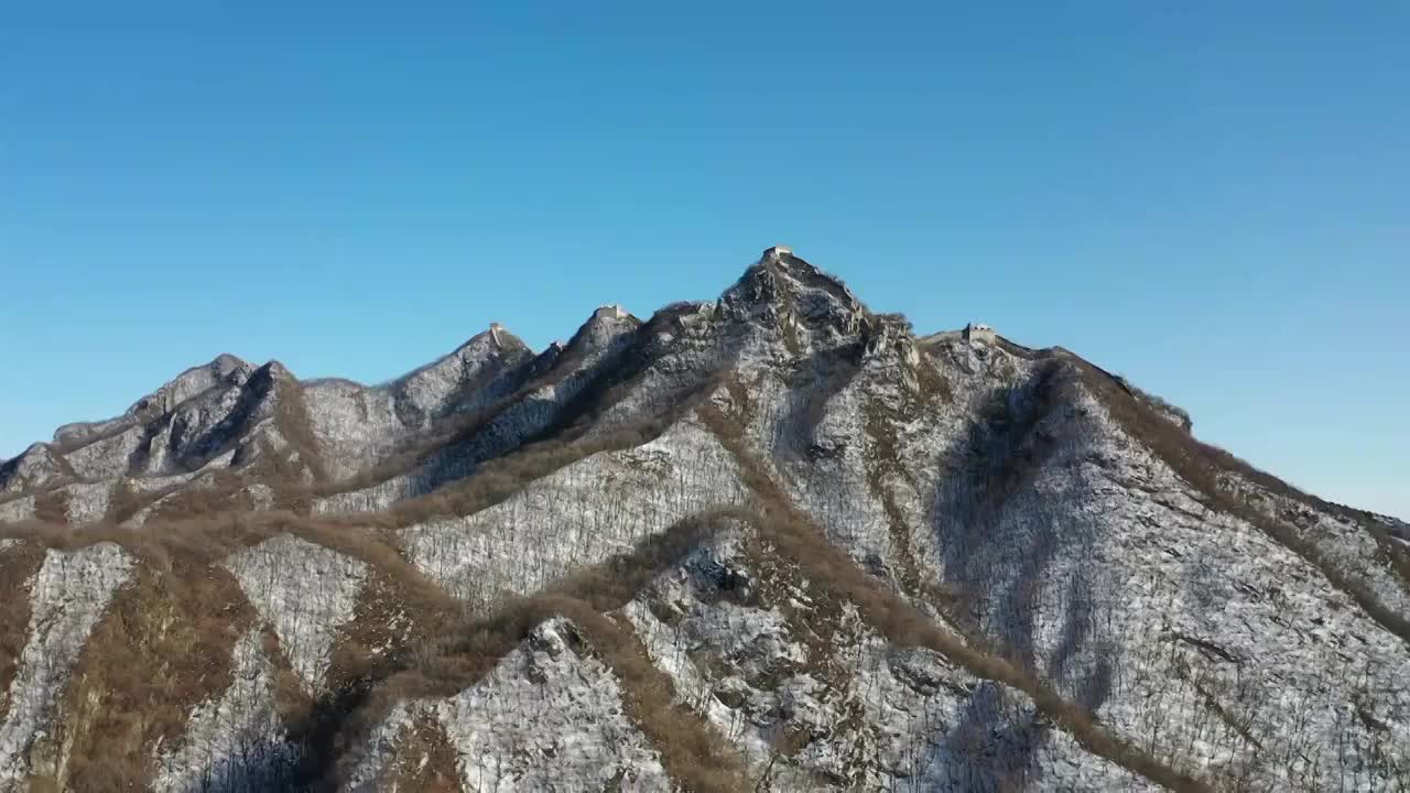 航拍雪中北京箭扣长城视频素材