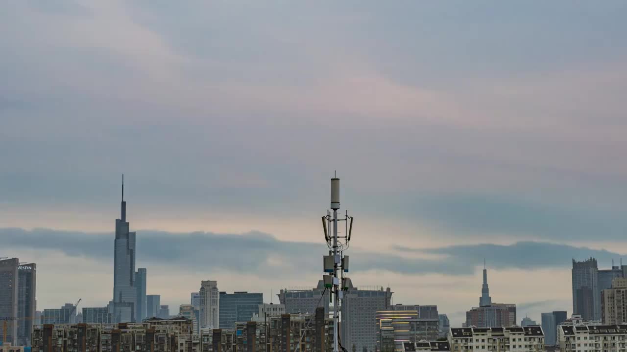 暴雨前的乌云下的紫峰大厦视频素材