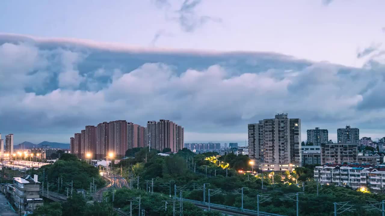 晨曦下的高铁视频素材