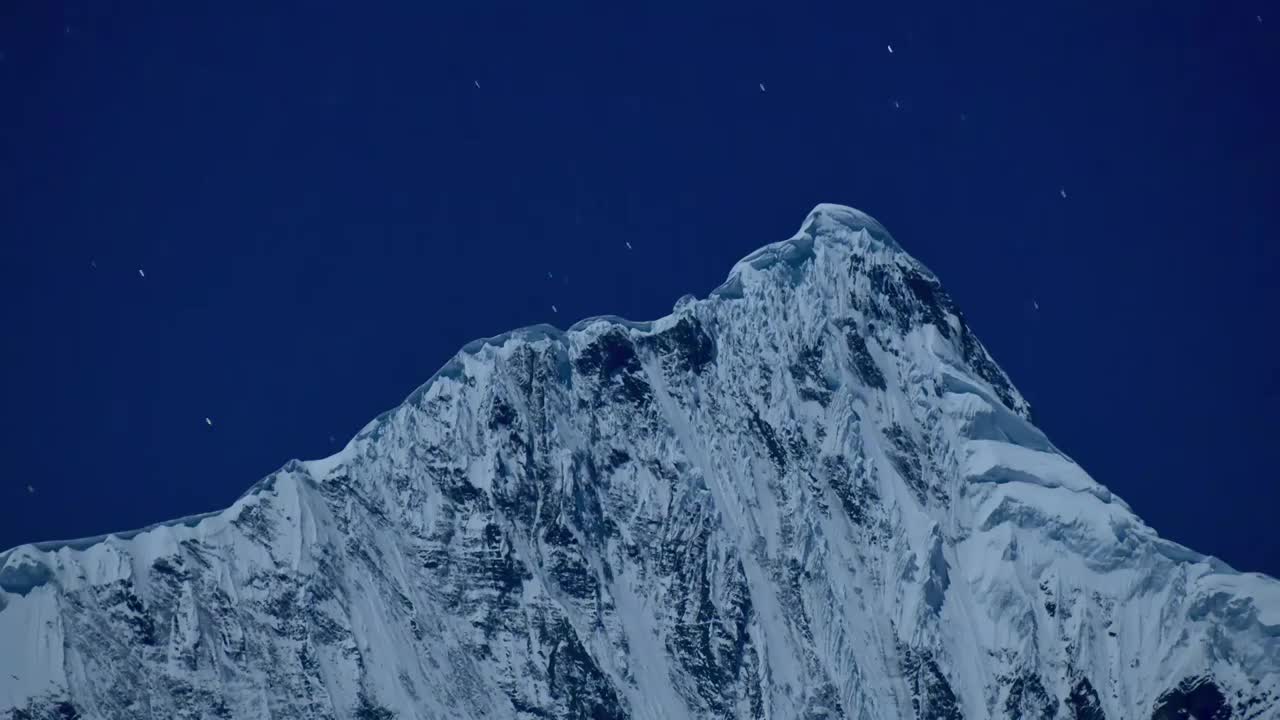 梅里雪山主峰卡瓦格博星空特写  延时视频素材