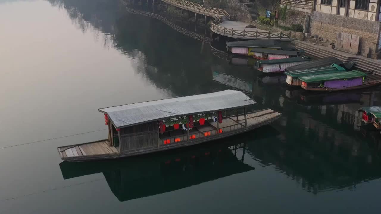 航拍清晨的湘西茶峒古镇视频素材