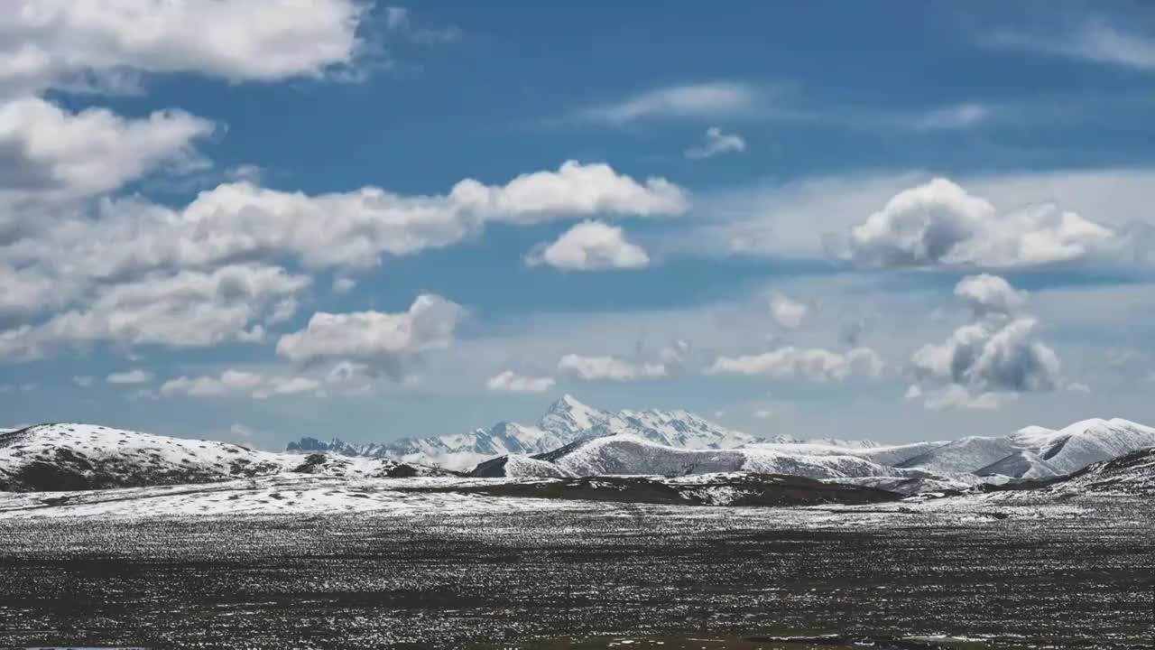 蓝天白云下的高原雪山延时摄影视频素材